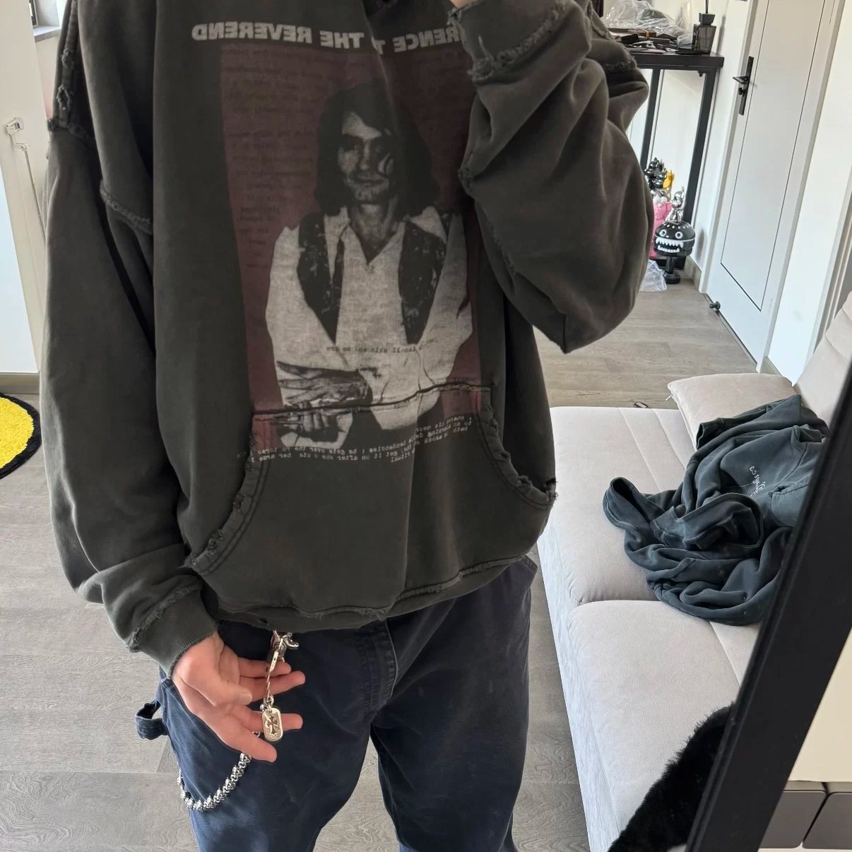 VG ERD25Fw A tribute to the melancholy rich second-generation pastor. Washed and distressed sweatshirt and hoodie of the same style as bleood.