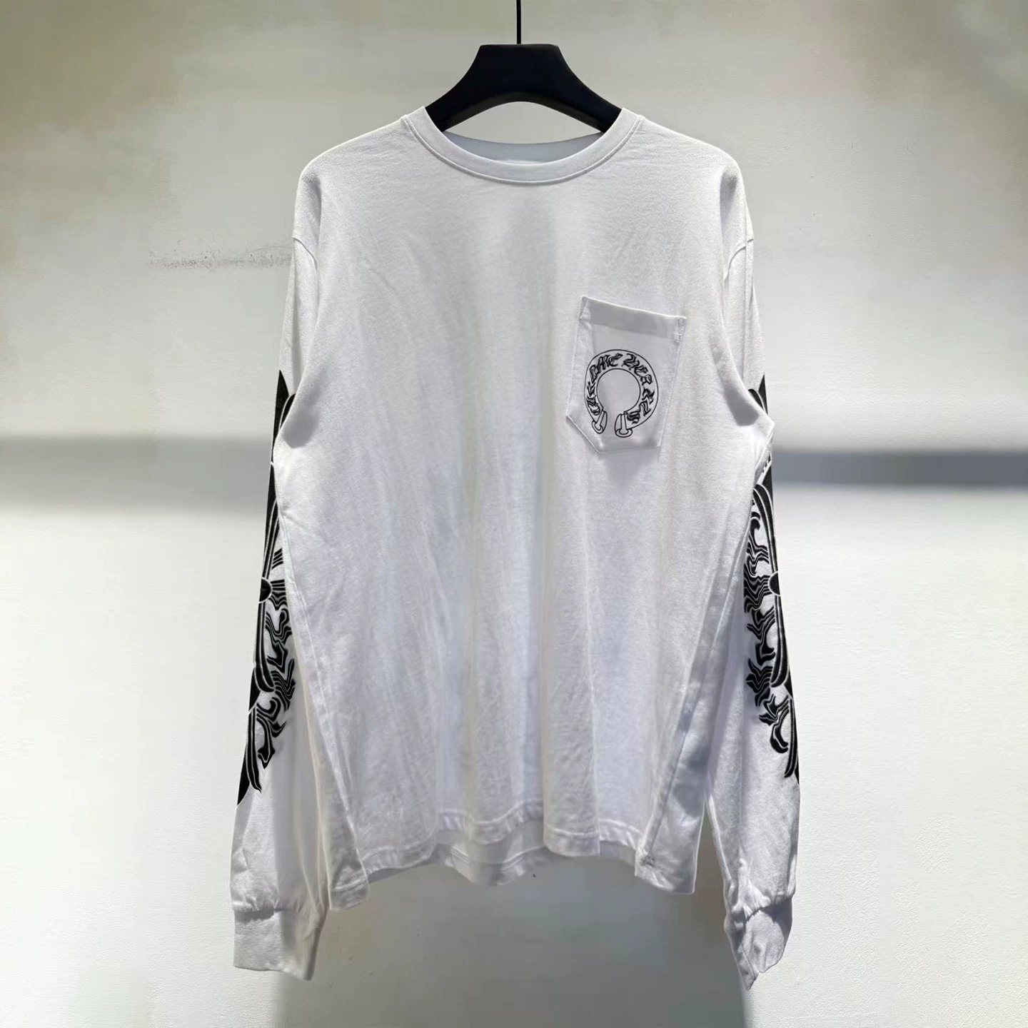 White round neck long sleeve T-shirt for men with printed logo unicorn arm horseshoe logo trendy street style