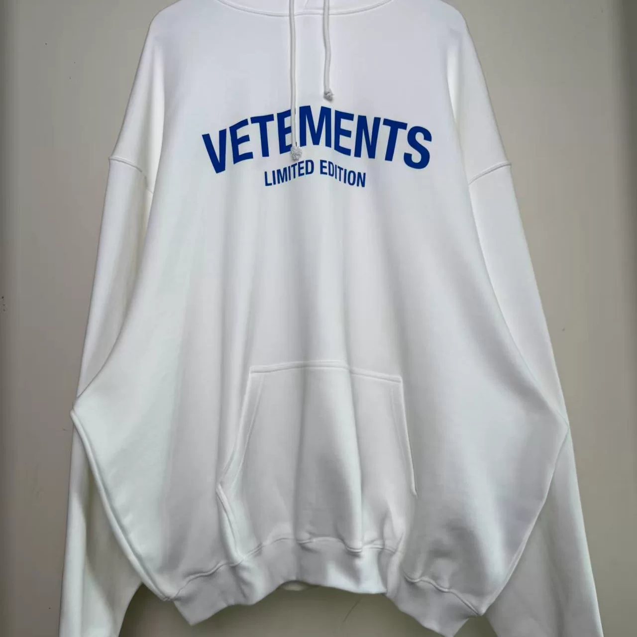 VETEMENTS LIMITED EDITION blue letter print heavy terry fabric long-sleeved hoodie white